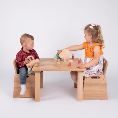 Detský stolík pre začínajúcich sediacich a stolujúcich