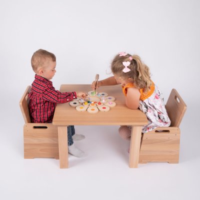 Detský stolík pre začínajúcich sediacich a stolujúcich